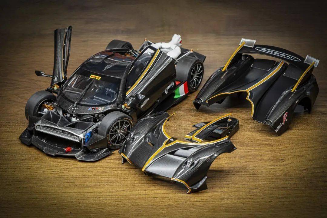 帕加尼Huayra R搭載與梅賽德斯-AMG子公司HWA AG聯合開發的6.0升V12自然吸氣發動機(代號Pagani V12-R),重量僅198公斤,為同排量最輕發動機之一