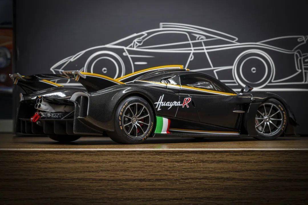 帕加尼Huayra R搭載與梅賽德斯-AMG子公司HWA AG聯合開發的6.0升V12自然吸氣發動機(代號Pagani V12-R),重量僅198公斤,為同排量最輕發動機之一