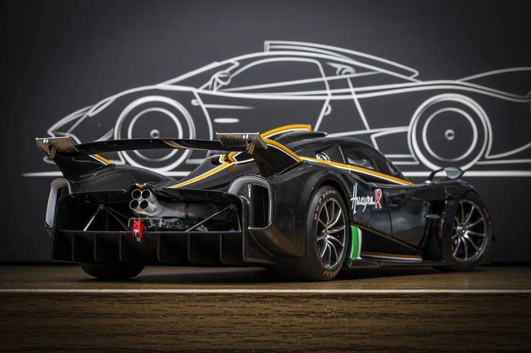 帕加尼Huayra R搭載與梅賽德斯-AMG子公司HWA AG聯合開發的6.0升V12自然吸氣發動機(代號Pagani V12-R),重量僅198公斤,為同排量最輕發動機之一