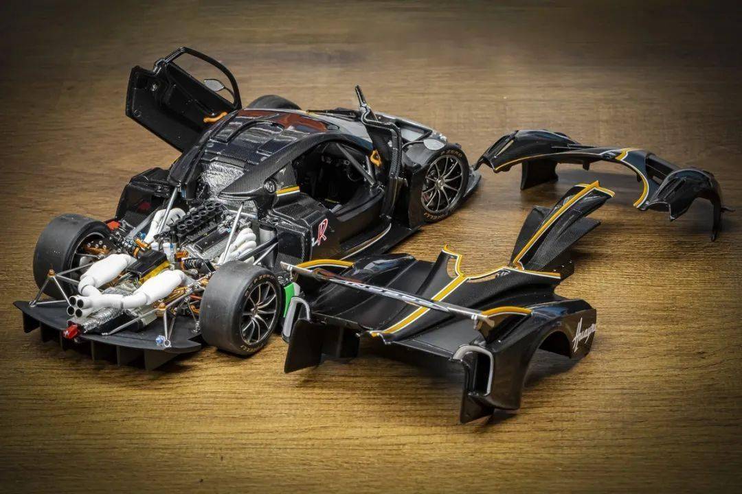 帕加尼Huayra R搭載與梅賽德斯-AMG子公司HWA AG聯合開發的6.0升V12自然吸氣發動機(代號Pagani V12-R),重量僅198公斤,為同排量最輕發動機之一