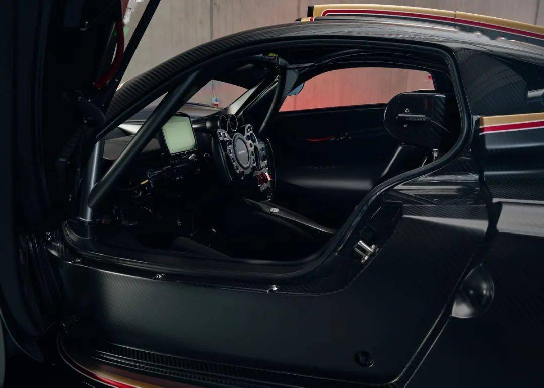 帕加尼Huayra R搭載與梅賽德斯-AMG子公司HWA AG聯合開發的6.0升V12自然吸氣發動機(代號Pagani V12-R),重量僅198公斤,為同排量最輕發動機之一