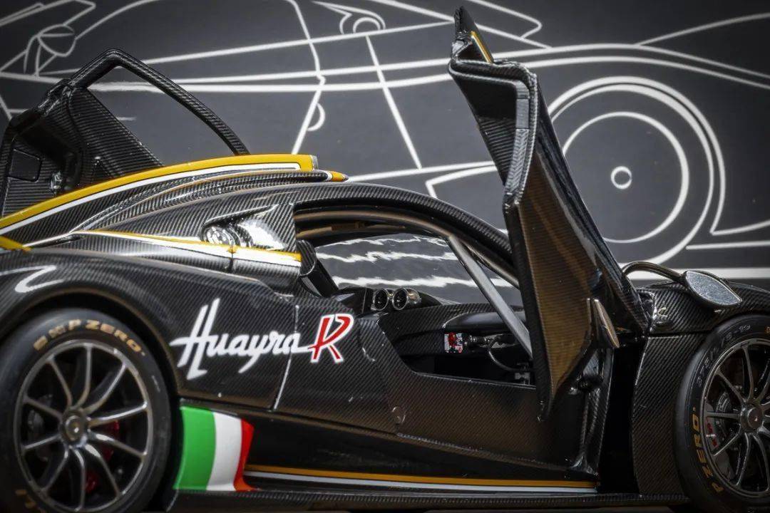 帕加尼Huayra R搭載與梅賽德斯-AMG子公司HWA AG聯合開發的6.0升V12自然吸氣發動機(代號Pagani V12-R),重量僅198公斤,為同排量最輕發動機之一