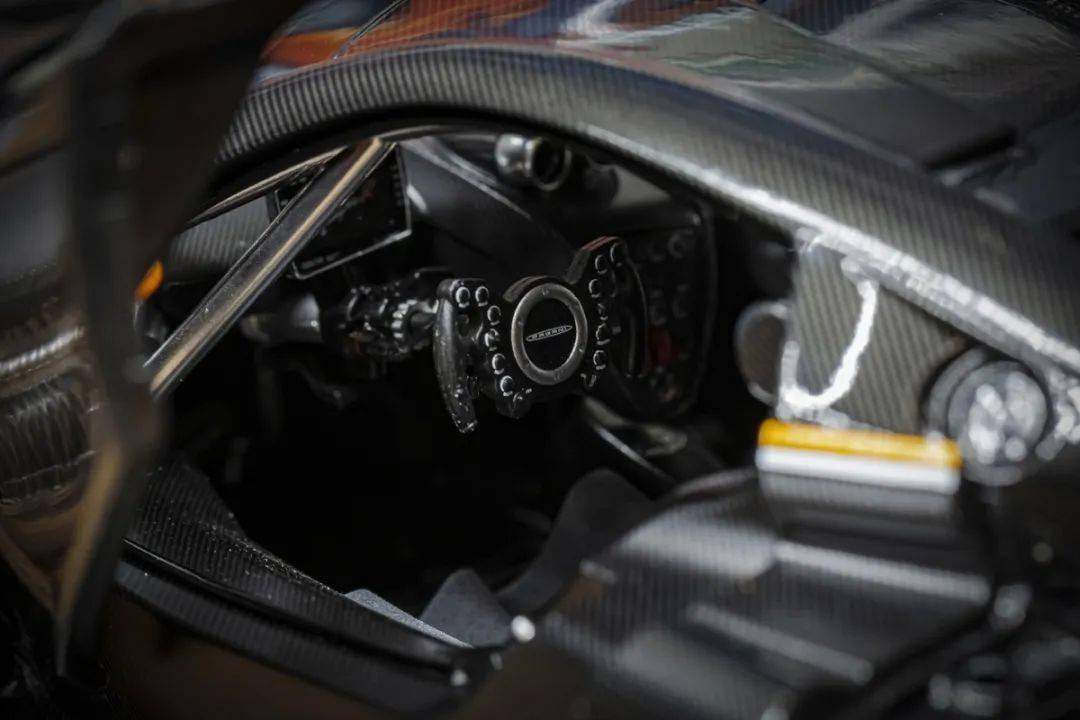 帕加尼Huayra R搭載與梅賽德斯-AMG子公司HWA AG聯合開發的6.0升V12自然吸氣發動機(代號Pagani V12-R),重量僅198公斤,為同排量最輕發動機之一