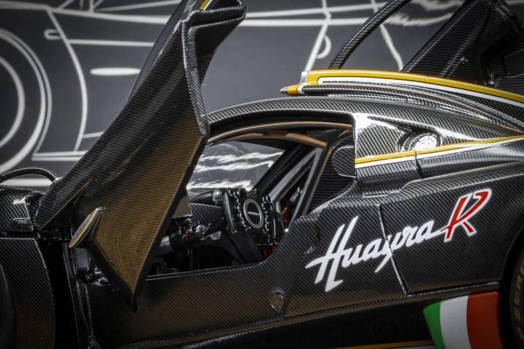 帕加尼Huayra R搭載與梅賽德斯-AMG子公司HWA AG聯合開發的6.0升V12自然吸氣發動機(代號Pagani V12-R),重量僅198公斤,為同排量最輕發動機之一