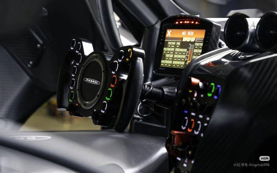 帕加尼Huayra R搭載與梅賽德斯-AMG子公司HWA AG聯合開發的6.0升V12自然吸氣發動機(代號Pagani V12-R),重量僅198公斤,為同排量最輕發動機之一