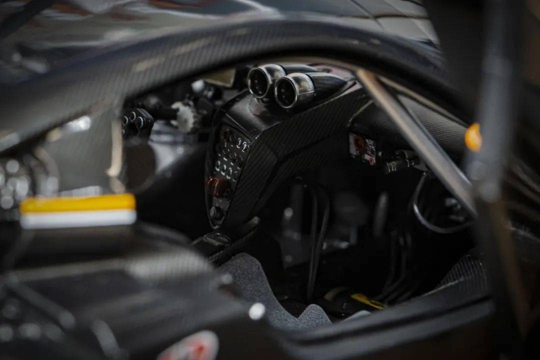 帕加尼Huayra R搭載與梅賽德斯-AMG子公司HWA AG聯合開發的6.0升V12自然吸氣發動機(代號Pagani V12-R),重量僅198公斤,為同排量最輕發動機之一