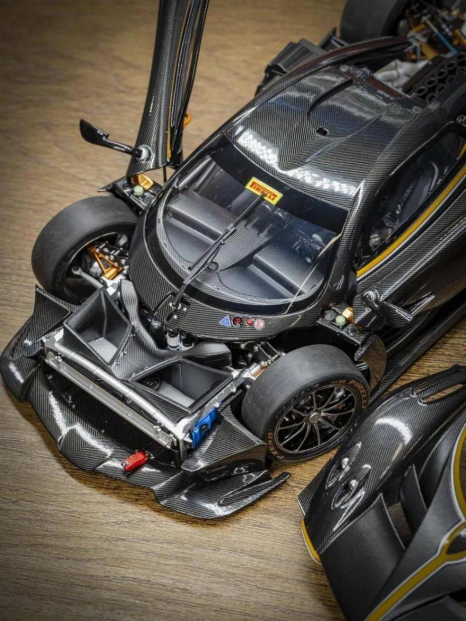 帕加尼Huayra R搭載與梅賽德斯-AMG子公司HWA AG聯合開發的6.0升V12自然吸氣發動機(代號Pagani V12-R),重量僅198公斤,為同排量最輕發動機之一