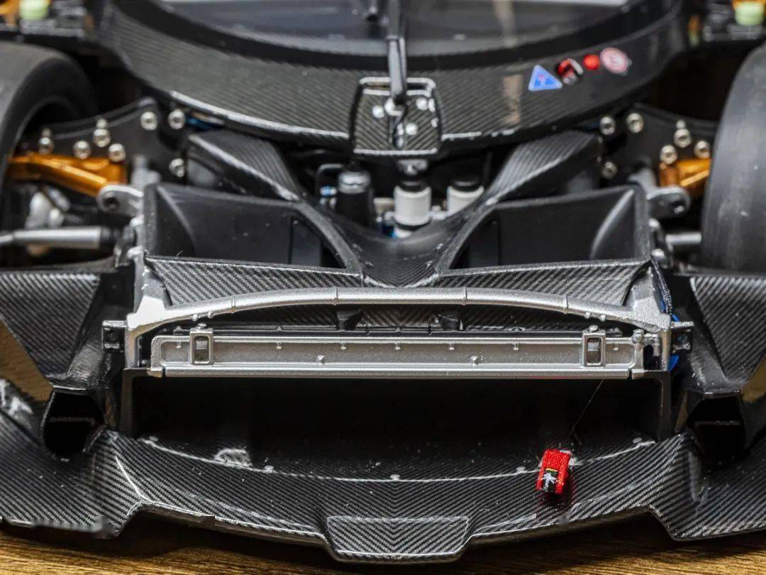 帕加尼Huayra R搭載與梅賽德斯-AMG子公司HWA AG聯合開發的6.0升V12自然吸氣發動機(代號Pagani V12-R),重量僅198公斤,為同排量最輕發動機之一