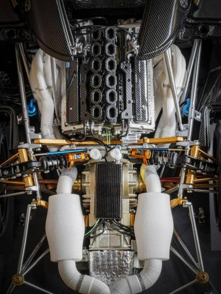 帕加尼Huayra R搭載與梅賽德斯-AMG子公司HWA AG聯合開發的6.0升V12自然吸氣發動機(代號Pagani V12-R),重量僅198公斤,為同排量最輕發動機之一