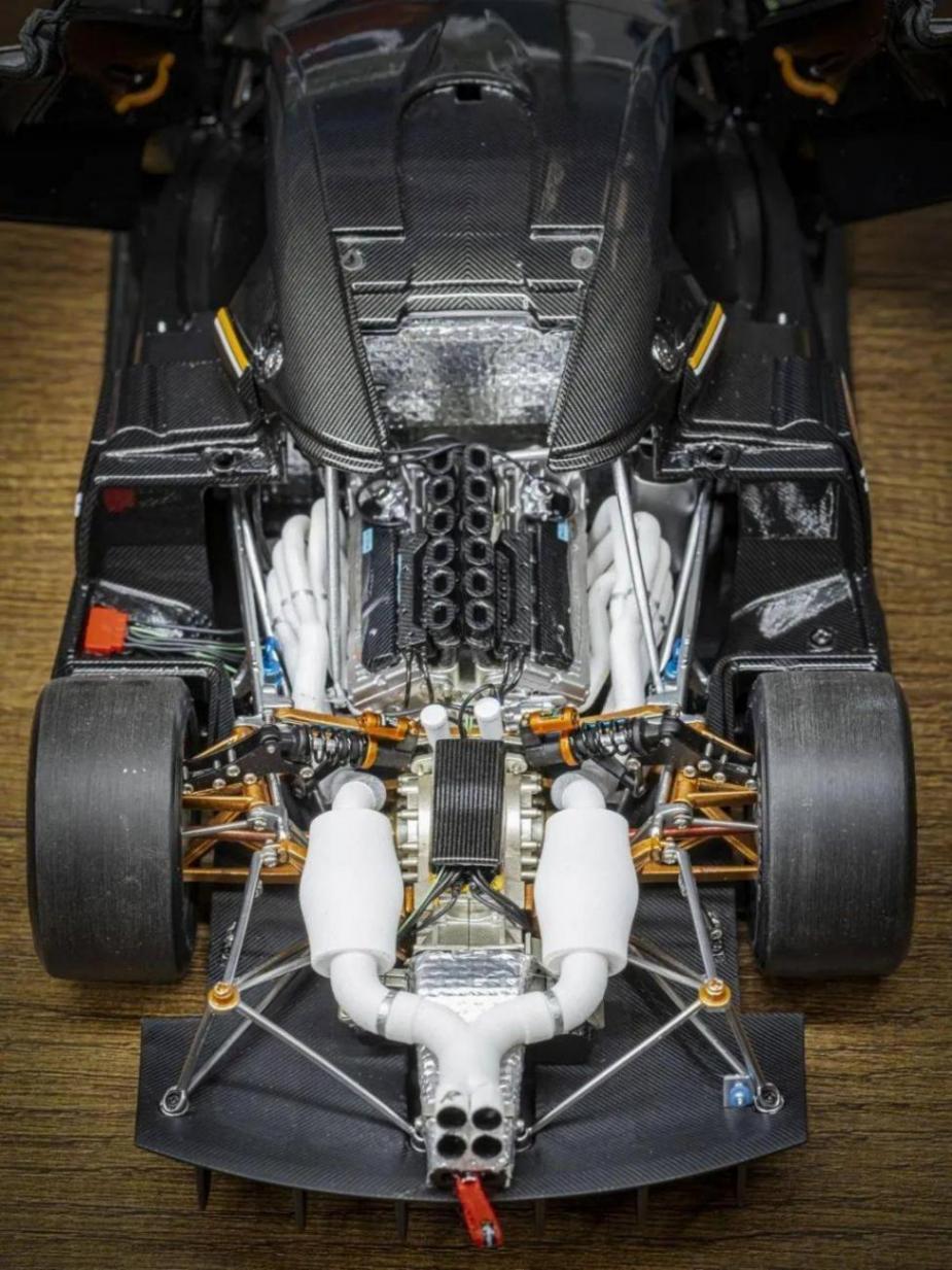 帕加尼Huayra R搭載與梅賽德斯-AMG子公司HWA AG聯合開發的6.0升V12自然吸氣發動機(代號Pagani V12-R),重量僅198公斤,為同排量最輕發動機之一