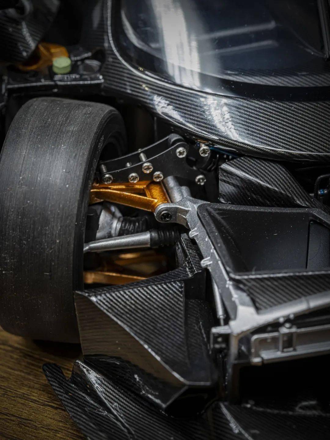 帕加尼Huayra R搭載與梅賽德斯-AMG子公司HWA AG聯合開發的6.0升V12自然吸氣發動機(代號Pagani V12-R),重量僅198公斤,為同排量最輕發動機之一