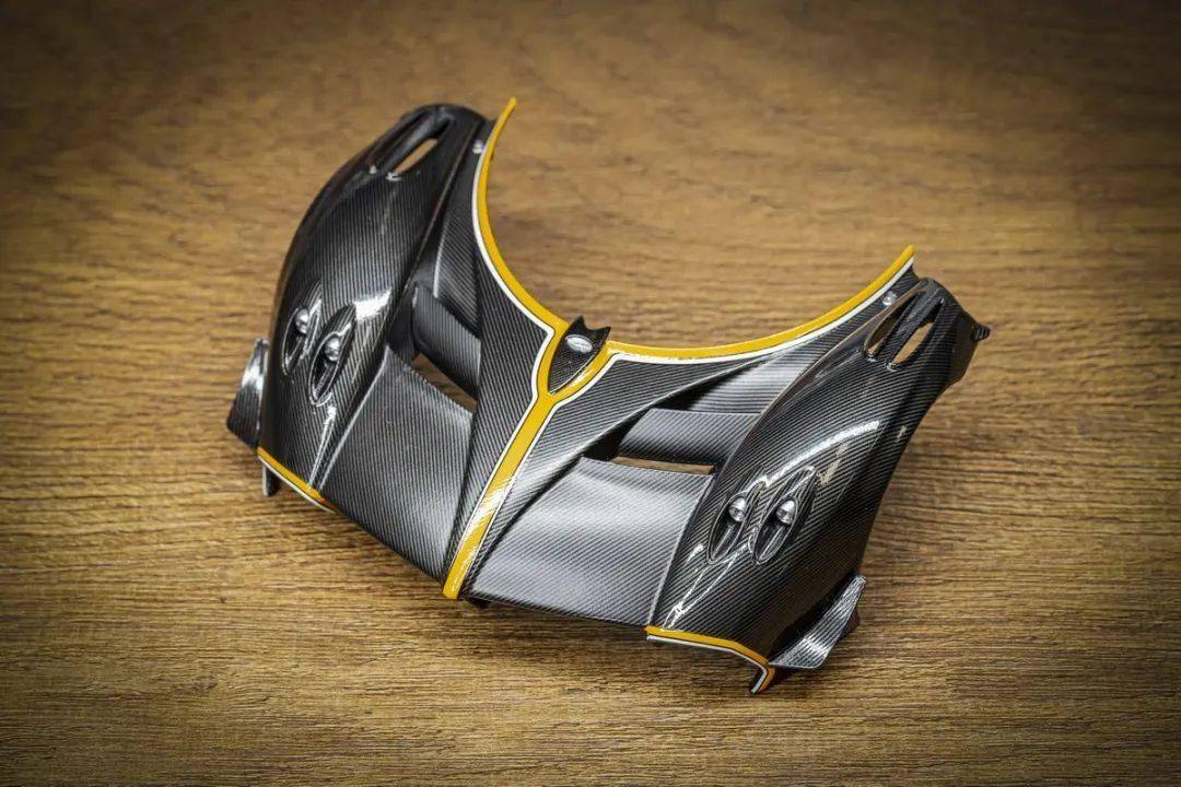 帕加尼Huayra R搭載與梅賽德斯-AMG子公司HWA AG聯合開發的6.0升V12自然吸氣發動機(代號Pagani V12-R),重量僅198公斤,為同排量最輕發動機之一