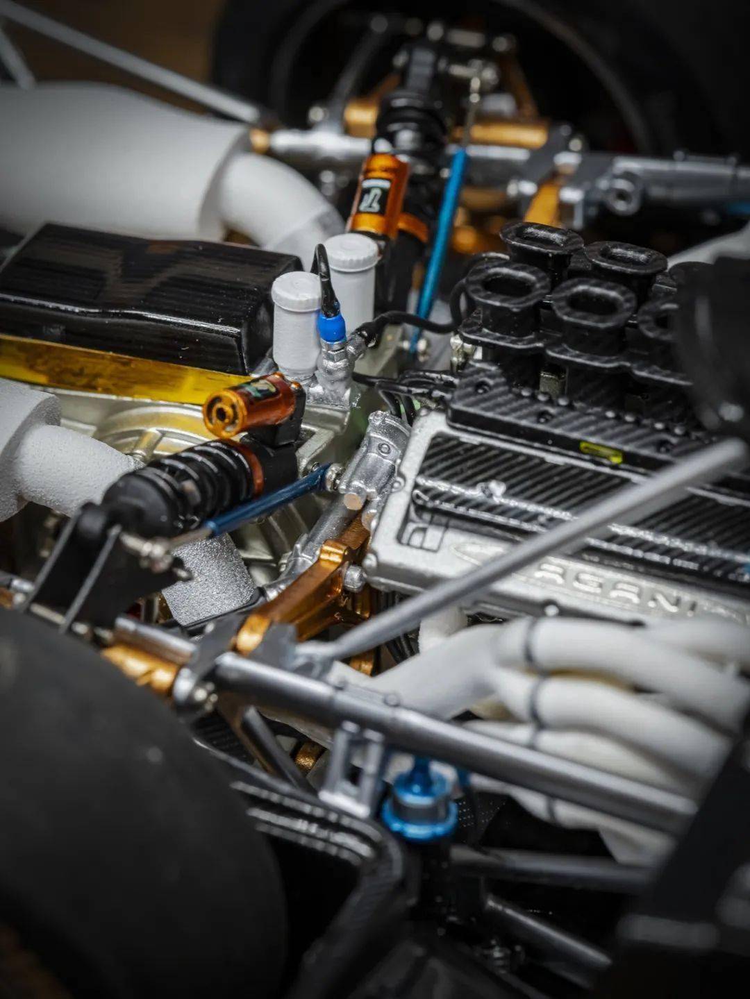 帕加尼Huayra R搭載與梅賽德斯-AMG子公司HWA AG聯合開發的6.0升V12自然吸氣發動機(代號Pagani V12-R),重量僅198公斤,為同排量最輕發動機之一