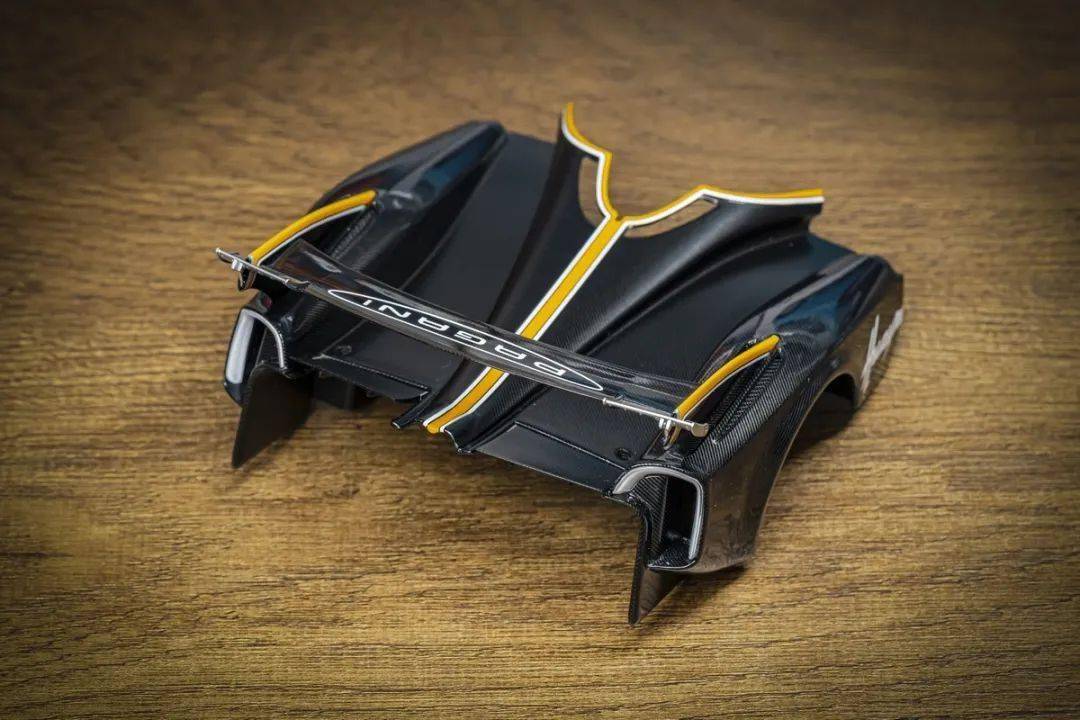 帕加尼Huayra R搭載與梅賽德斯-AMG子公司HWA AG聯合開發的6.0升V12自然吸氣發動機(代號Pagani V12-R),重量僅198公斤,為同排量最輕發動機之一