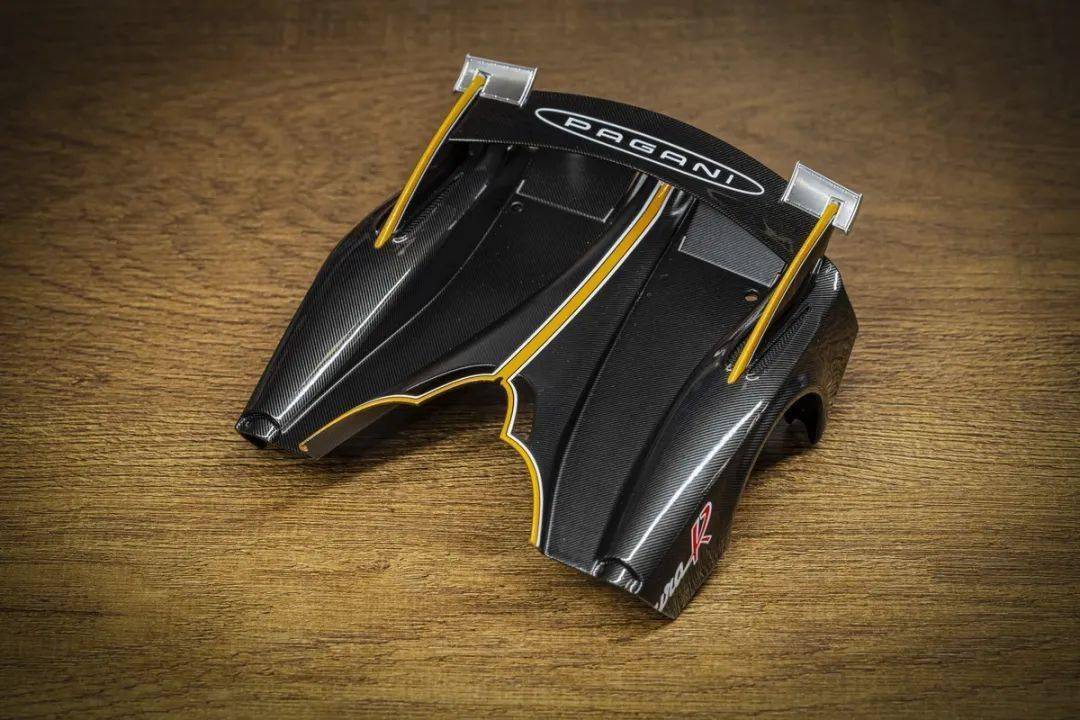 帕加尼Huayra R搭載與梅賽德斯-AMG子公司HWA AG聯合開發的6.0升V12自然吸氣發動機(代號Pagani V12-R),重量僅198公斤,為同排量最輕發動機之一