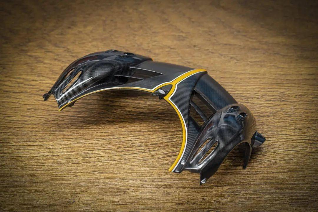 帕加尼Huayra R搭載與梅賽德斯-AMG子公司HWA AG聯合開發的6.0升V12自然吸氣發動機(代號Pagani V12-R),重量僅198公斤,為同排量最輕發動機之一