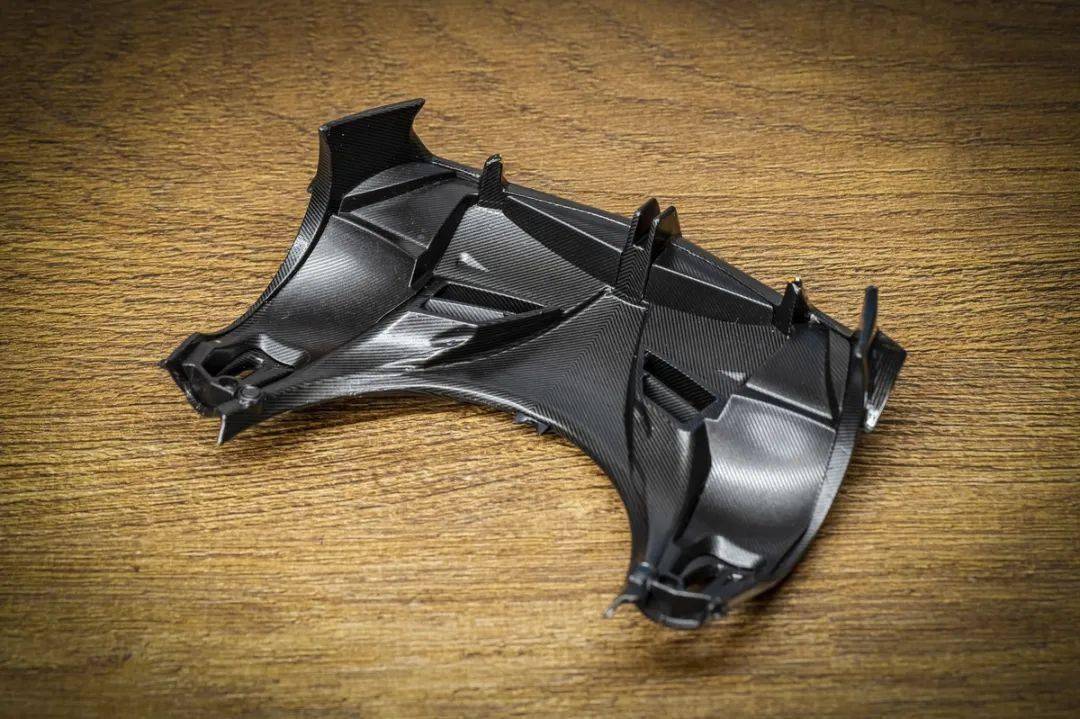 帕加尼Huayra R搭載與梅賽德斯-AMG子公司HWA AG聯合開發的6.0升V12自然吸氣發動機(代號Pagani V12-R),重量僅198公斤,為同排量最輕發動機之一