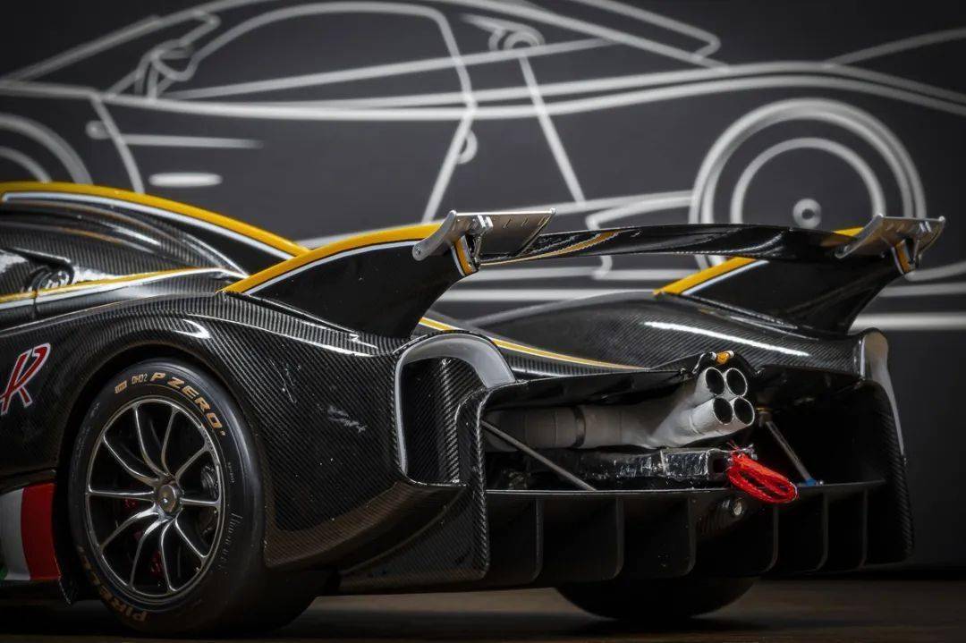 帕加尼Huayra R搭載與梅賽德斯-AMG子公司HWA AG聯合開發的6.0升V12自然吸氣發動機(代號Pagani V12-R),重量僅198公斤,為同排量最輕發動機之一