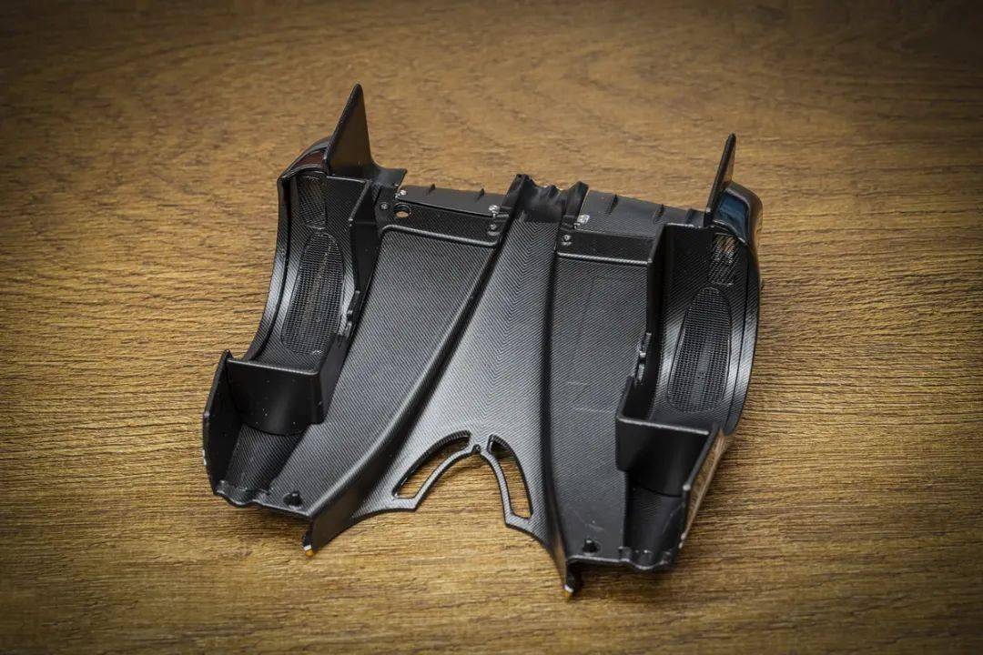 帕加尼Huayra R搭載與梅賽德斯-AMG子公司HWA AG聯合開發的6.0升V12自然吸氣發動機(代號Pagani V12-R),重量僅198公斤,為同排量最輕發動機之一