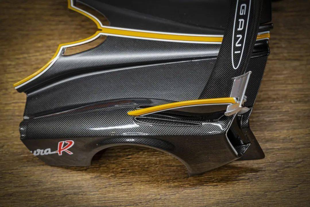 帕加尼Huayra R搭載與梅賽德斯-AMG子公司HWA AG聯合開發的6.0升V12自然吸氣發動機(代號Pagani V12-R),重量僅198公斤,為同排量最輕發動機之一