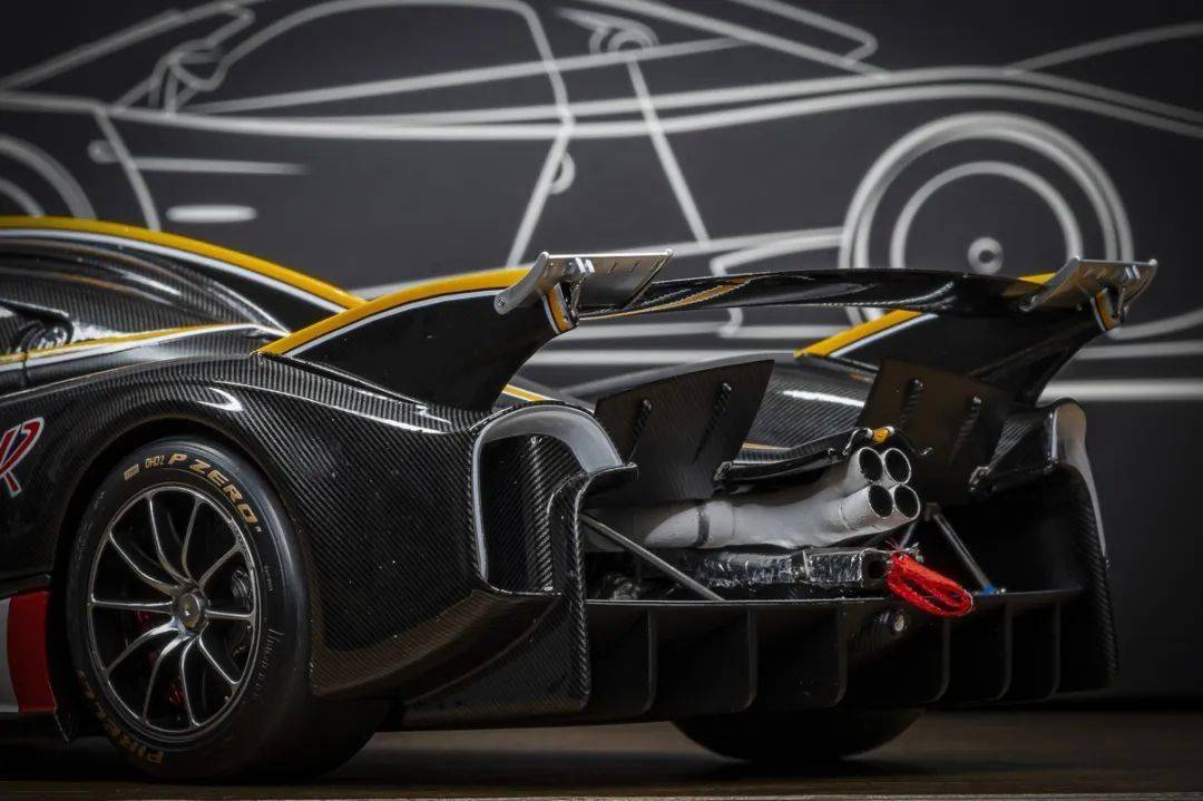 帕加尼Huayra R搭載與梅賽德斯-AMG子公司HWA AG聯合開發的6.0升V12自然吸氣發動機(代號Pagani V12-R),重量僅198公斤,為同排量最輕發動機之一