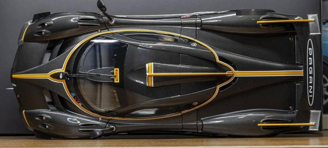 帕加尼Huayra R搭載與梅賽德斯-AMG子公司HWA AG聯合開發的6.0升V12自然吸氣發動機(代號Pagani V12-R),重量僅198公斤,為同排量最輕發動機之一