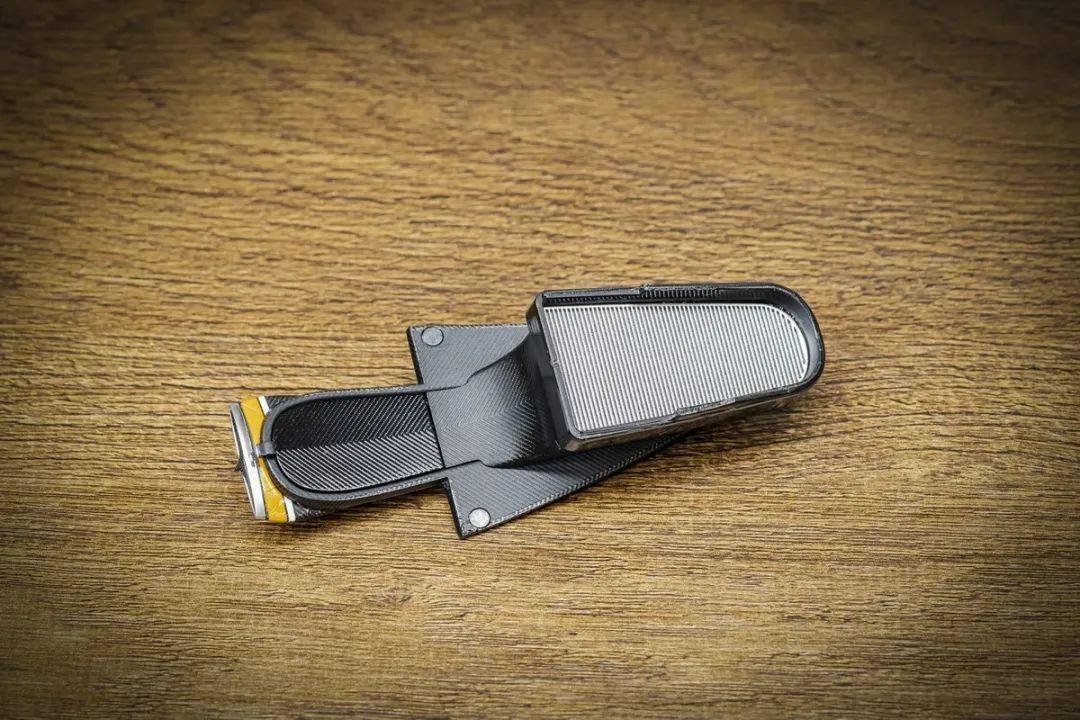 帕加尼Huayra R搭載與梅賽德斯-AMG子公司HWA AG聯合開發的6.0升V12自然吸氣發動機(代號Pagani V12-R),重量僅198公斤,為同排量最輕發動機之一