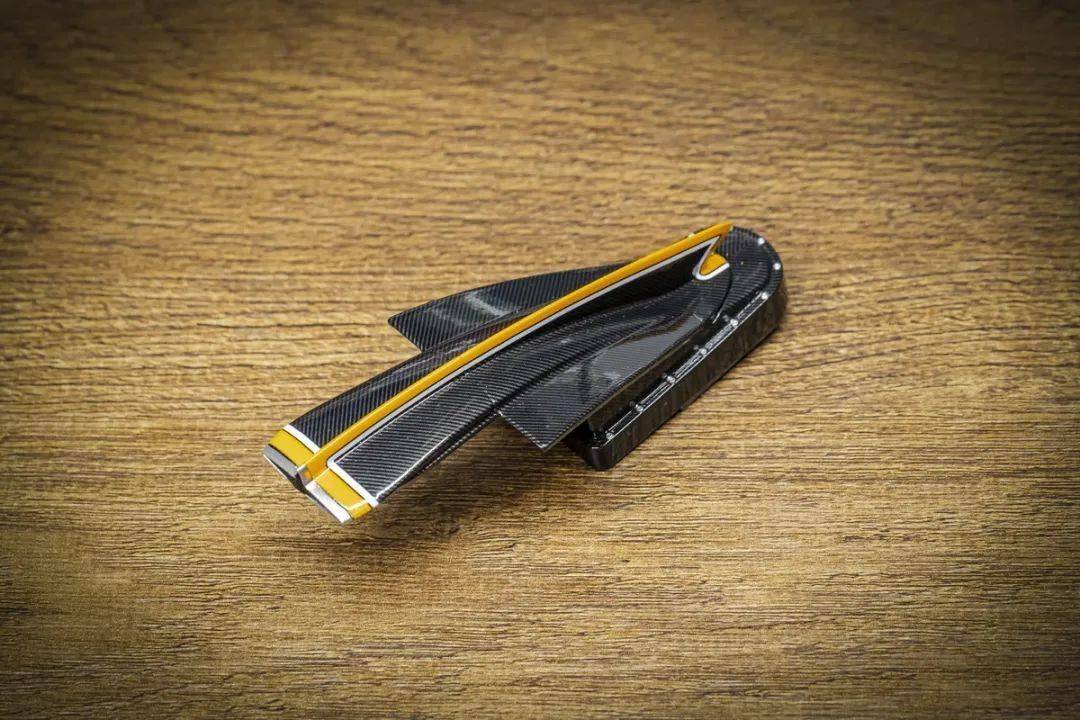 帕加尼Huayra R搭載與梅賽德斯-AMG子公司HWA AG聯合開發的6.0升V12自然吸氣發動機(代號Pagani V12-R),重量僅198公斤,為同排量最輕發動機之一