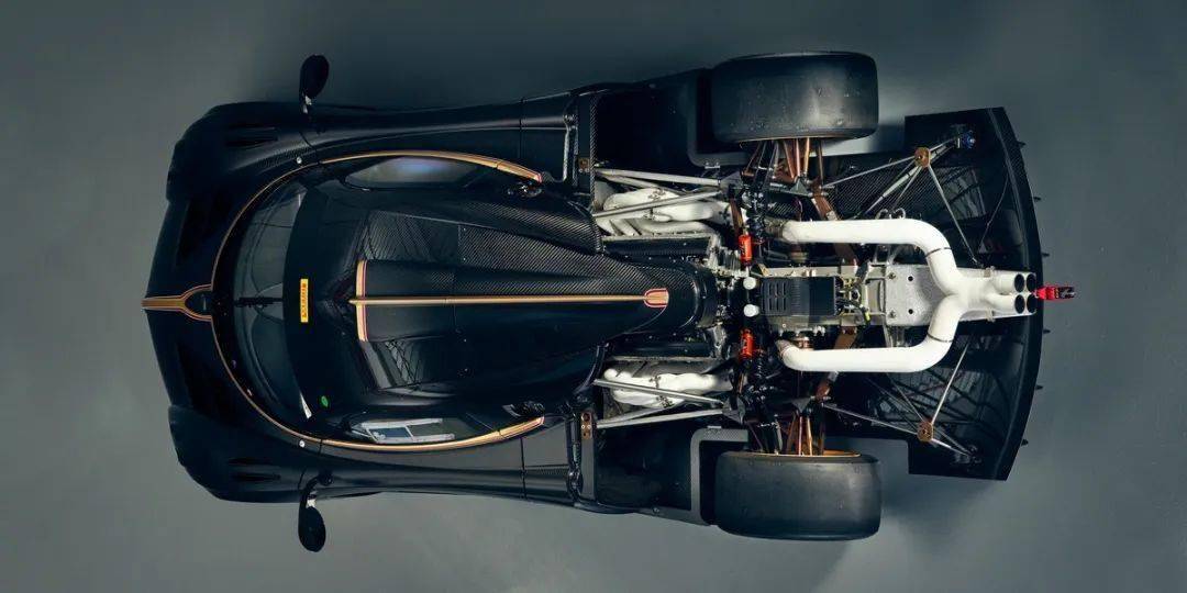 帕加尼Huayra R搭載與梅賽德斯-AMG子公司HWA AG聯合開發的6.0升V12自然吸氣發動機(代號Pagani V12-R),重量僅198公斤,為同排量最輕發動機之一