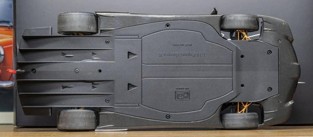 帕加尼Huayra R搭載與梅賽德斯-AMG子公司HWA AG聯合開發的6.0升V12自然吸氣發動機(代號Pagani V12-R),重量僅198公斤,為同排量最輕發動機之一