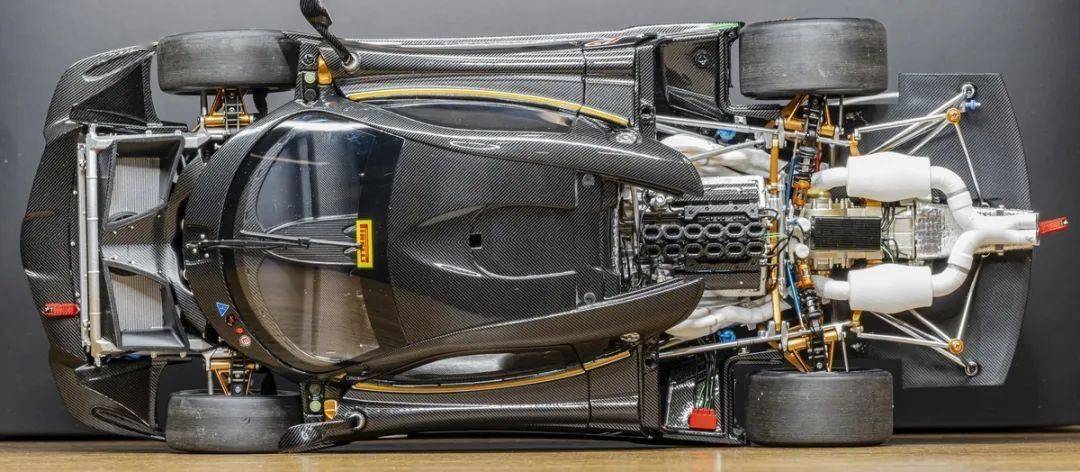 帕加尼Huayra R搭載與梅賽德斯-AMG子公司HWA AG聯合開發的6.0升V12自然吸氣發動機(代號Pagani V12-R),重量僅198公斤,為同排量最輕發動機之一