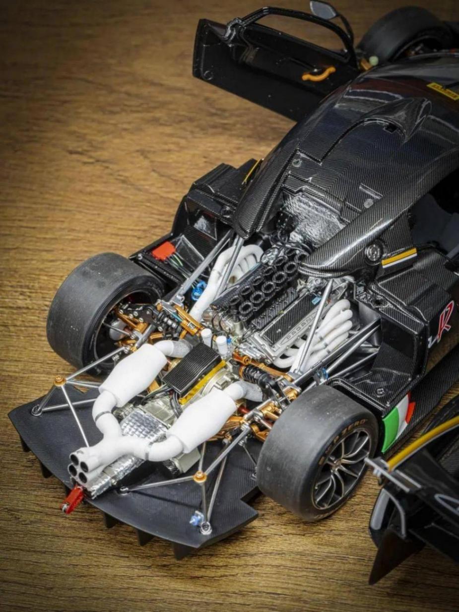 帕加尼Huayra R搭載與梅賽德斯-AMG子公司HWA AG聯合開發的6.0升V12自然吸氣發動機(代號Pagani V12-R),重量僅198公斤,為同排量最輕發動機之一