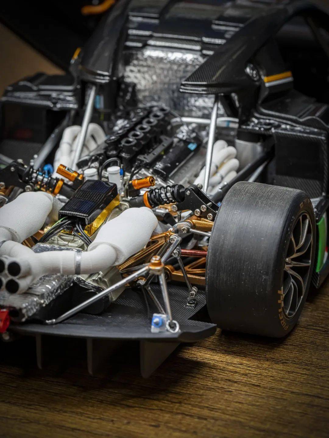 帕加尼Huayra R搭載與梅賽德斯-AMG子公司HWA AG聯合開發的6.0升V12自然吸氣發動機(代號Pagani V12-R),重量僅198公斤,為同排量最輕發動機之一