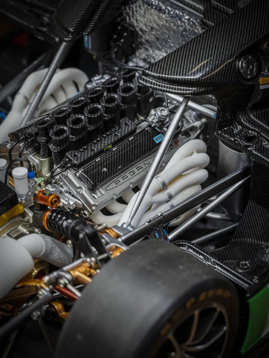 帕加尼Huayra R搭載與梅賽德斯-AMG子公司HWA AG聯合開發的6.0升V12自然吸氣發動機(代號Pagani V12-R),重量僅198公斤,為同排量最輕發動機之一