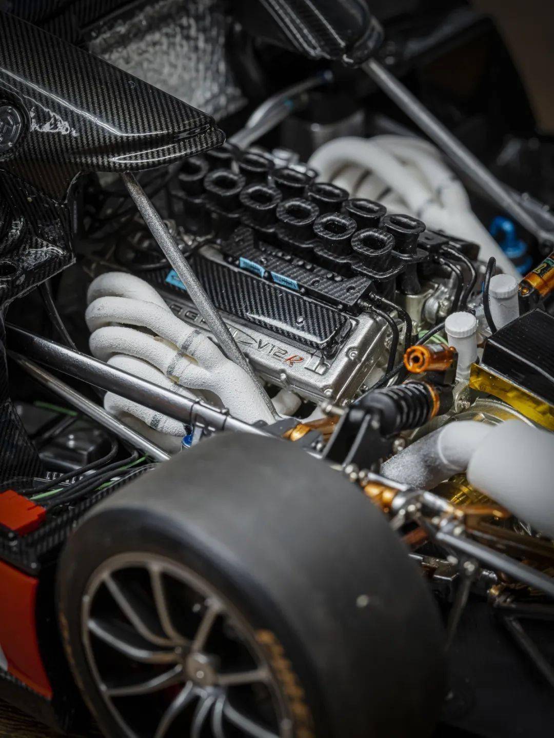 帕加尼Huayra R搭載與梅賽德斯-AMG子公司HWA AG聯合開發的6.0升V12自然吸氣發動機(代號Pagani V12-R),重量僅198公斤,為同排量最輕發動機之一