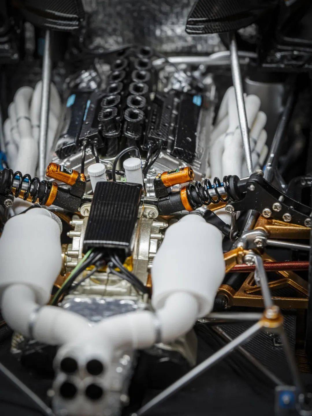 帕加尼Huayra R搭載與梅賽德斯-AMG子公司HWA AG聯合開發的6.0升V12自然吸氣發動機(代號Pagani V12-R),重量僅198公斤,為同排量最輕發動機之一