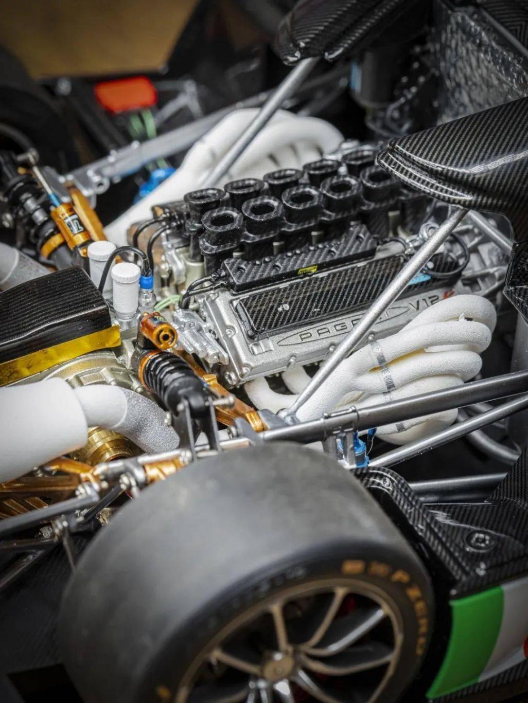 帕加尼Huayra R搭載與梅賽德斯-AMG子公司HWA AG聯合開發的6.0升V12自然吸氣發動機(代號Pagani V12-R),重量僅198公斤,為同排量最輕發動機之一