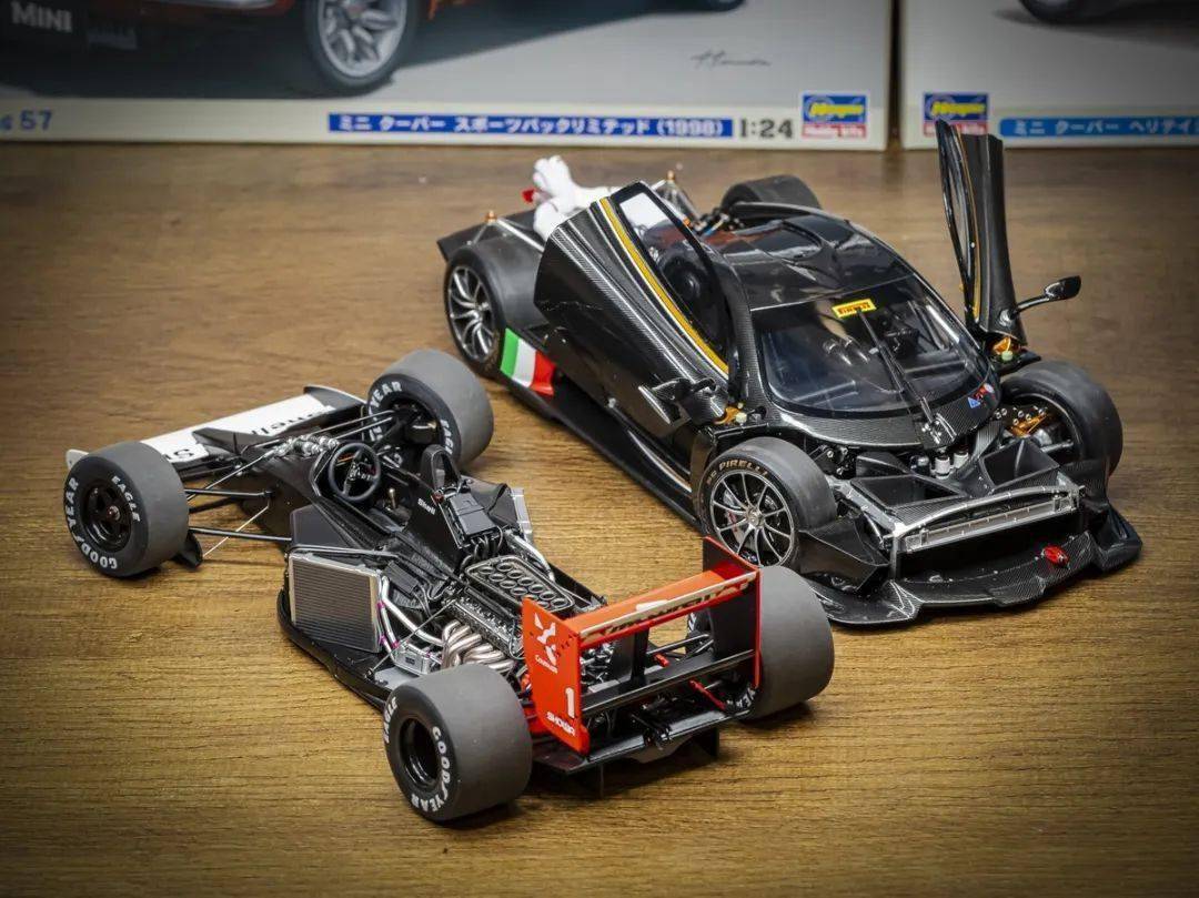 帕加尼Huayra R搭載與梅賽德斯-AMG子公司HWA AG聯合開發的6.0升V12自然吸氣發動機(代號Pagani V12-R),重量僅198公斤,為同排量最輕發動機之一