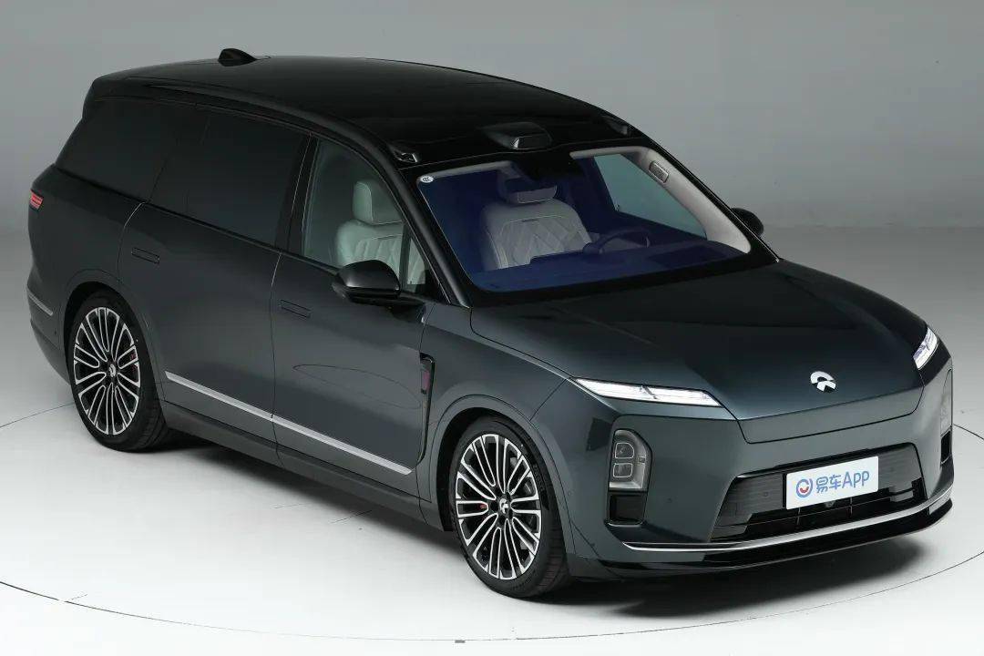 第三代蔚來ES8在現(xiàn)款車型的基礎(chǔ)上進行微調(diào),依舊采用家族式Shark Nose前臉設(shè)計