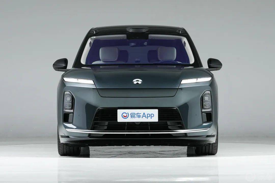 第三代蔚來ES8在現(xiàn)款車型的基礎(chǔ)上進行微調(diào),依舊采用家族式Shark Nose前臉設(shè)計