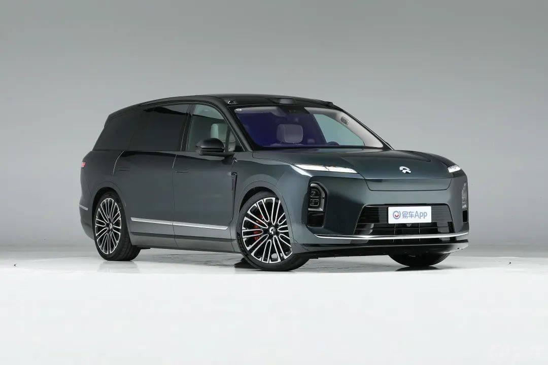 第三代蔚來ES8在現(xiàn)款車型的基礎(chǔ)上進行微調(diào),依舊采用家族式Shark Nose前臉設(shè)計