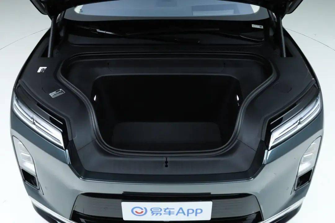 第三代蔚來ES8在現(xiàn)款車型的基礎(chǔ)上進行微調(diào),依舊采用家族式Shark Nose前臉設(shè)計