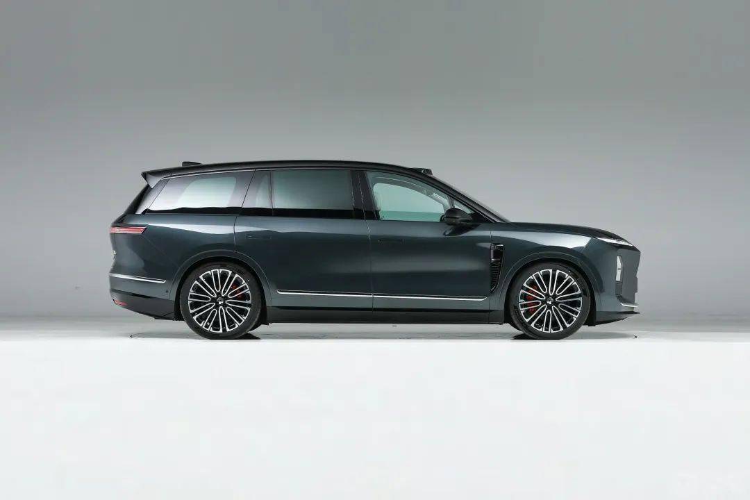 第三代蔚來ES8在現(xiàn)款車型的基礎(chǔ)上進行微調(diào),依舊采用家族式Shark Nose前臉設(shè)計