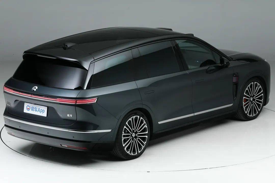 第三代蔚來ES8在現(xiàn)款車型的基礎(chǔ)上進行微調(diào),依舊采用家族式Shark Nose前臉設(shè)計