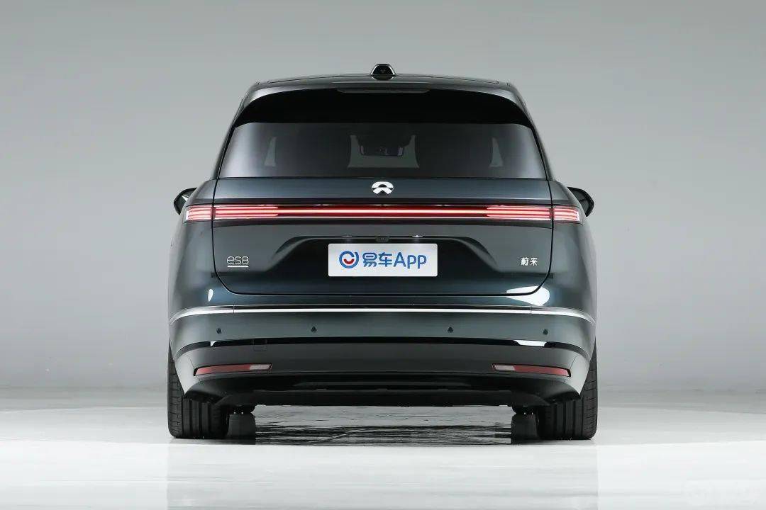 第三代蔚來ES8在現(xiàn)款車型的基礎(chǔ)上進行微調(diào),依舊采用家族式Shark Nose前臉設(shè)計