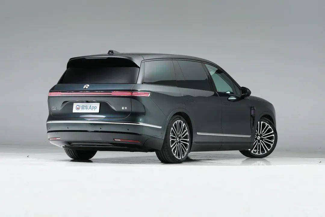 第三代蔚來ES8在現(xiàn)款車型的基礎(chǔ)上進行微調(diào),依舊采用家族式Shark Nose前臉設(shè)計