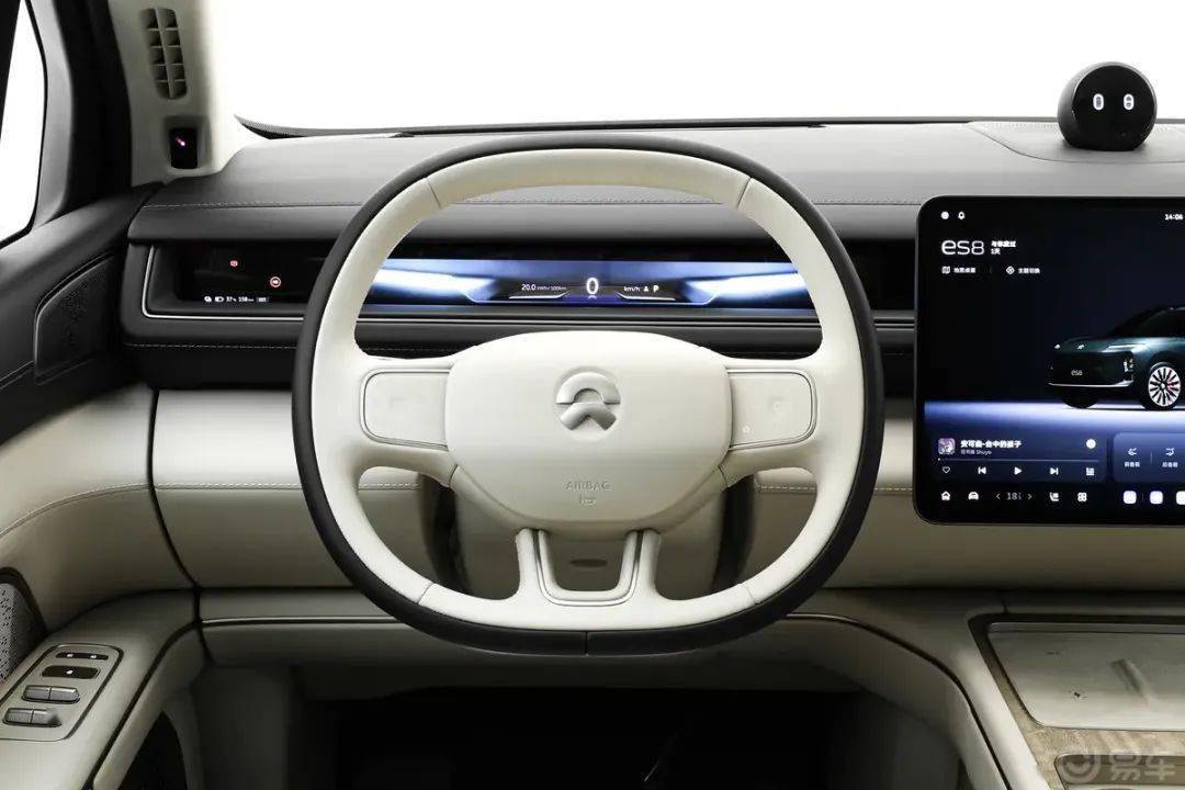 第三代蔚來ES8在現(xiàn)款車型的基礎(chǔ)上進行微調(diào),依舊采用家族式Shark Nose前臉設(shè)計