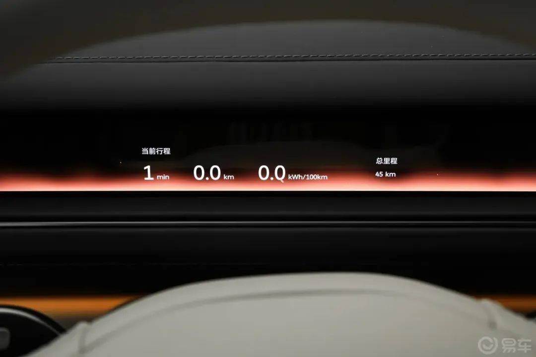 第三代蔚來ES8在現(xiàn)款車型的基礎(chǔ)上進行微調(diào),依舊采用家族式Shark Nose前臉設(shè)計