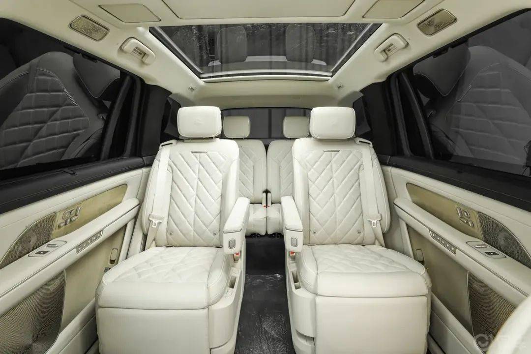 第三代蔚來ES8在現(xiàn)款車型的基礎(chǔ)上進行微調(diào),依舊采用家族式Shark Nose前臉設(shè)計