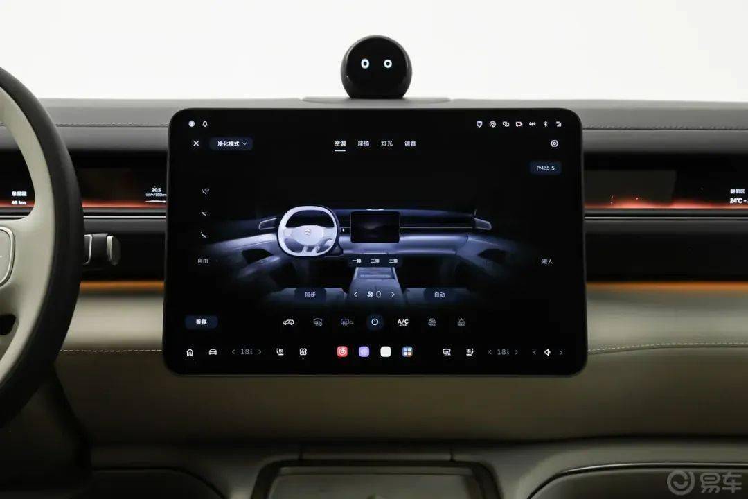 第三代蔚來ES8在現(xiàn)款車型的基礎(chǔ)上進行微調(diào),依舊采用家族式Shark Nose前臉設(shè)計